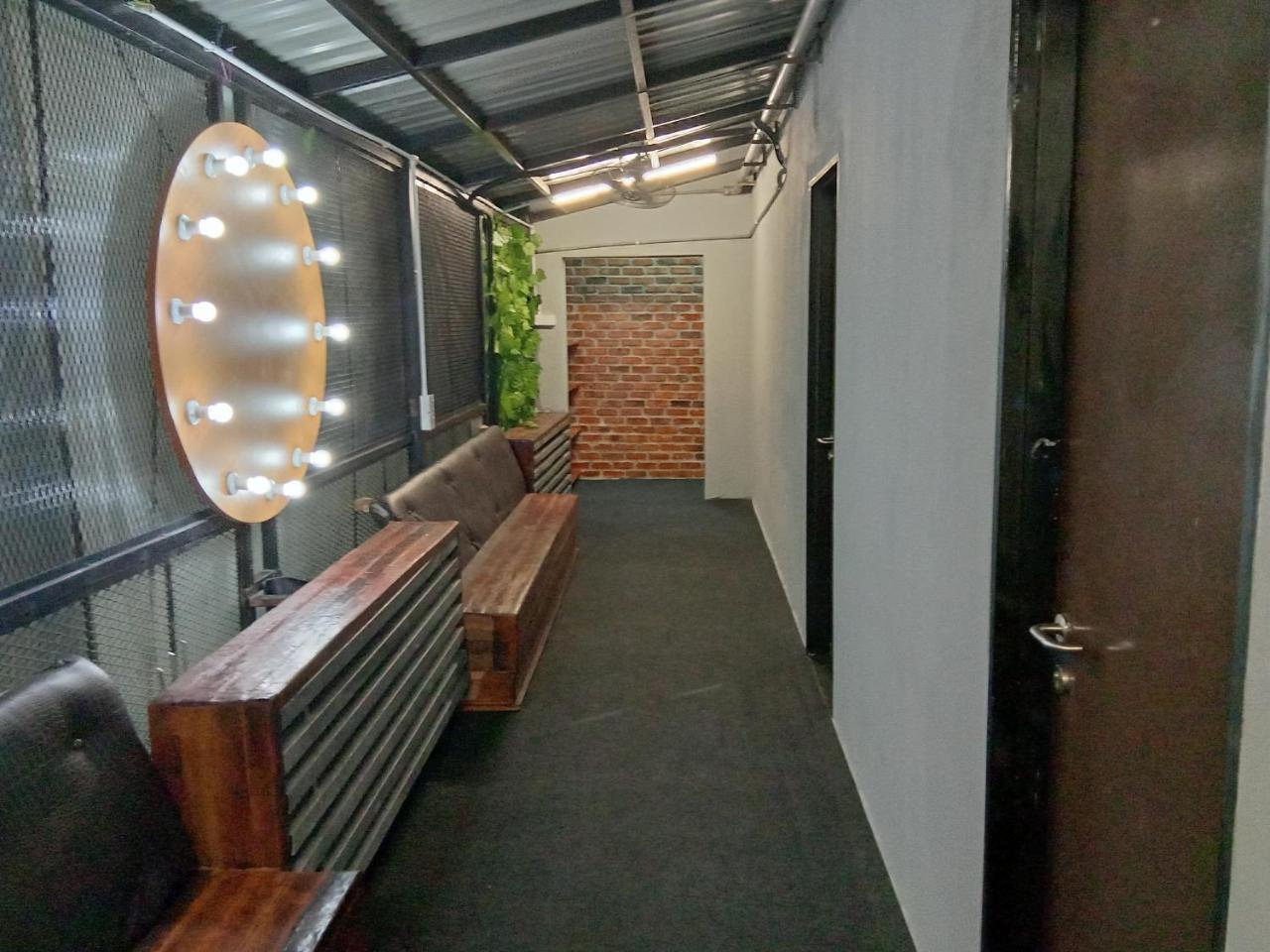 Bunker Hotel & Restaurant Kuala Lumpur Exterior photo