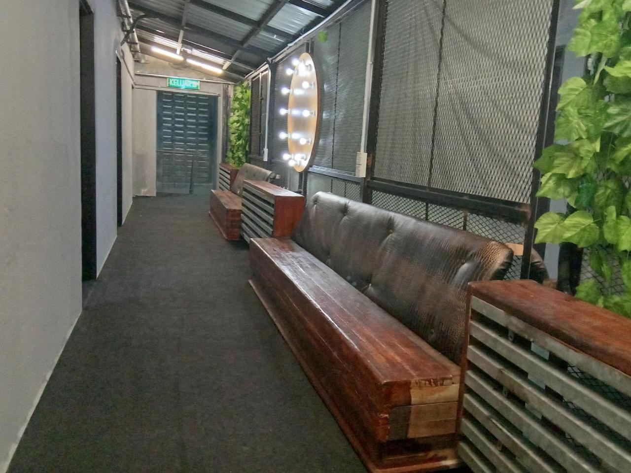 Bunker Hotel & Restaurant Kuala Lumpur Exterior photo