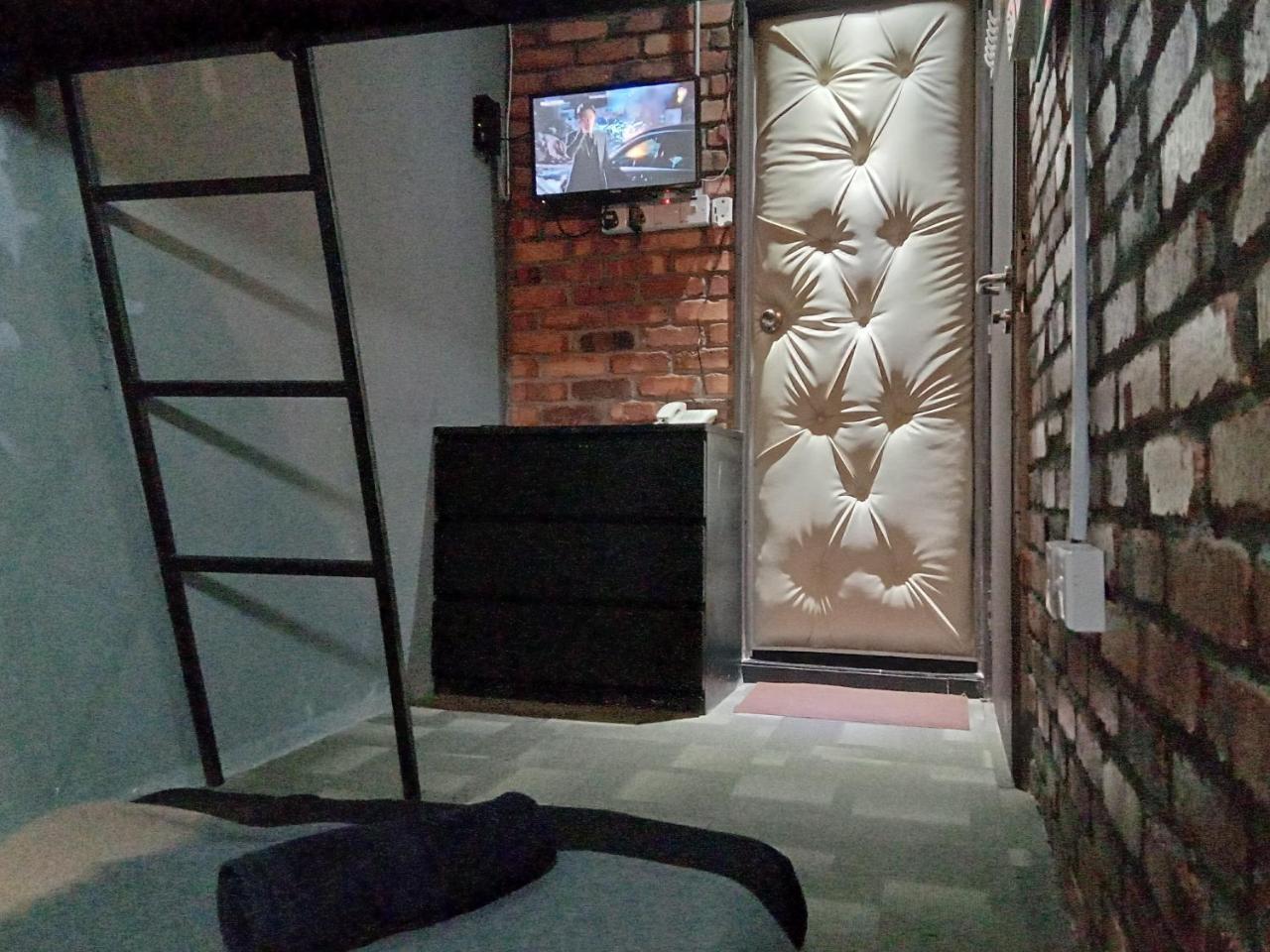 Bunker Hotel & Restaurant Kuala Lumpur Exterior photo
