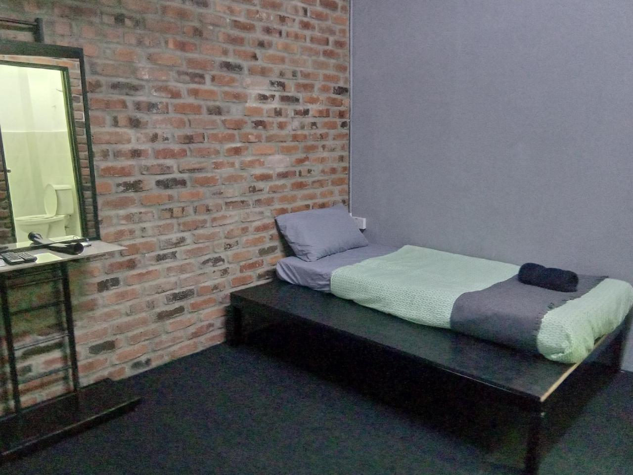 Bunker Hotel & Restaurant Kuala Lumpur Exterior photo